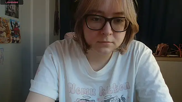 Snapshot of LolaWEI chatting on 10.20.25 LolaWEI online show from 10.20.25