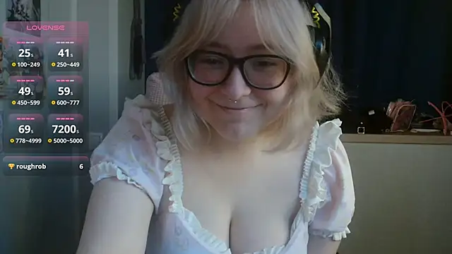 Snapshot of LolaWEI chatting on 10.21.25 LolaWEI online show from 10.21.25