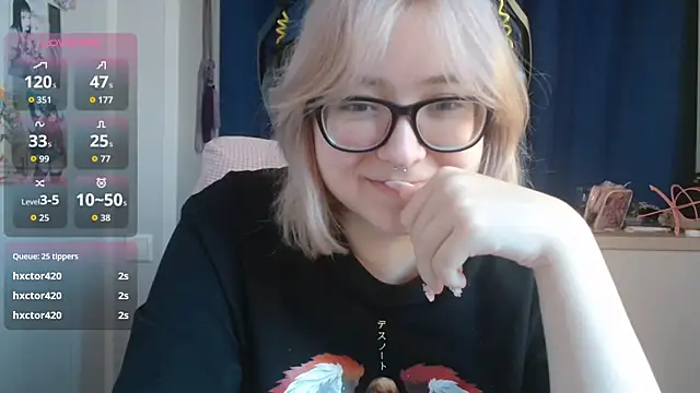 Snapshot of LolaWEI chatting on 10.22.25 LolaWEI online show from 10.22.25