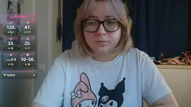 Snapshot of LolaWEI chatting on 10.23.25 LolaWEI online show from 10.23.25