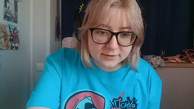 Snapshot of LolaWEI chatting on 10.27.25 LolaWEI online show from 10.27.25