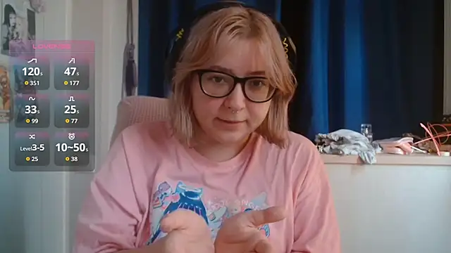 Snapshot of LolaWEI chatting on 10.29.25 LolaWEI online show from 10.29.25