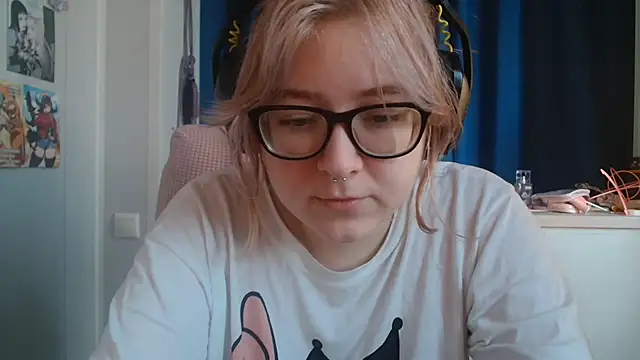 Snapshot of LolaWEI chatting on 10.30.25 LolaWEI online show from 10.30.25