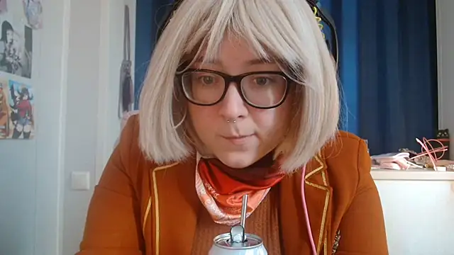 Snapshot of LolaWEI chatting on 10.31.25 LolaWEI online show from 10.31.25