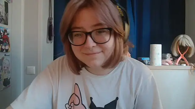 Snapshot of LolaWEI chatting on 11.11.25 LolaWEI online show from 11.11.25