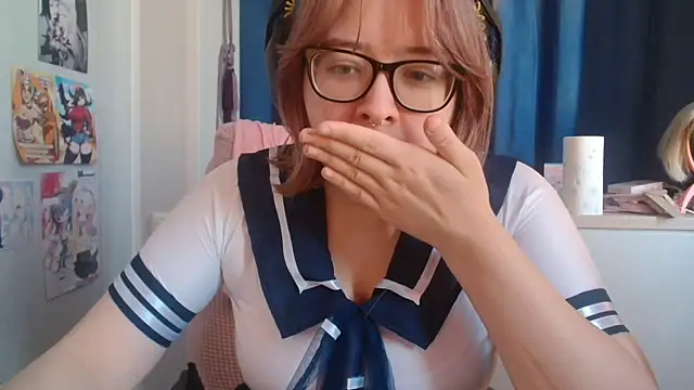 Snapshot of LolaWEI chatting on 11.16.25 LolaWEI online show from 11.16.25