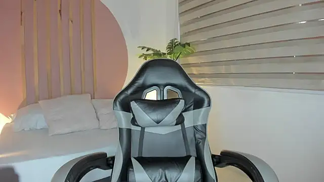 mia curry online show from 10.13.25