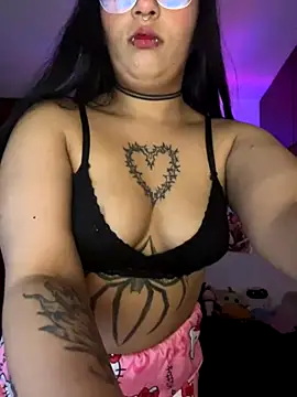 Snapshot of Hinatamoon_ chatting on 10.24.25 Hinatamoon online show from 10.24.25