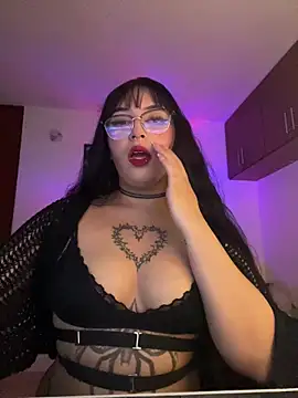 Snapshot of Hinatamoon_ chatting on 11.15.25 Hinatamoon online show from 11.15.25