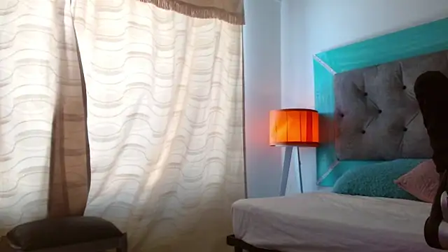 Snapshot of roxx_iie chatting on 10.15.25 roxx iie online show from 10.15.25