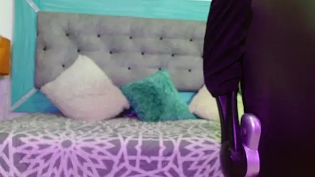 Snapshot of roxx_iie chatting on 11.14.25 roxx iie online show from 11.14.25