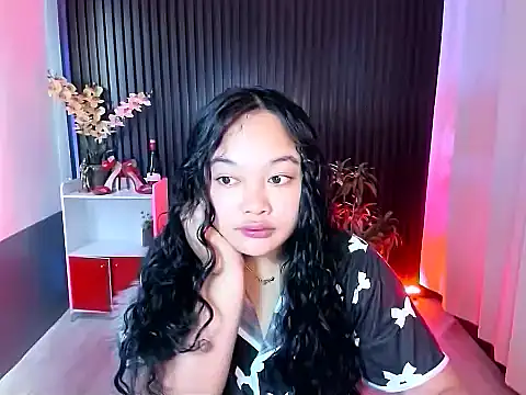 Snapshot of UrFavouriteCravings chatting on 11.15.25 UrFavouriteCravings online show from 11.15.25