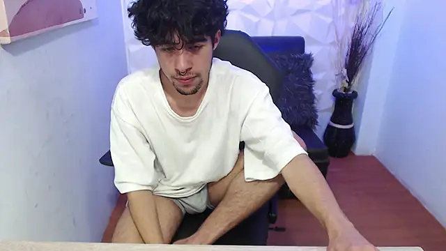 Snapshot of Liil_boy chatting on 10.02.25 Liil boy online show from 10.02.25