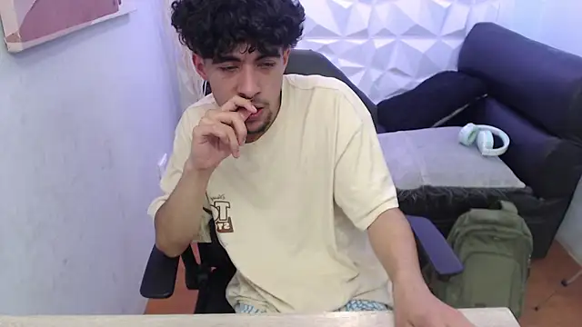 Snapshot of Liil_boy chatting on 10.11.25 Liil boy online show from 10.11.25