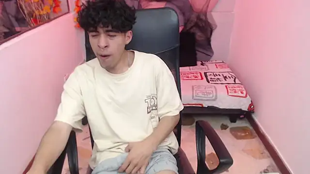 Snapshot of Liil_boy chatting on 10.17.25 Liil boy online show from 10.17.25