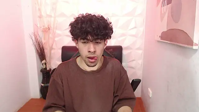 Snapshot of Liil_boy chatting on 10.25.25 Liil boy online show from 10.25.25