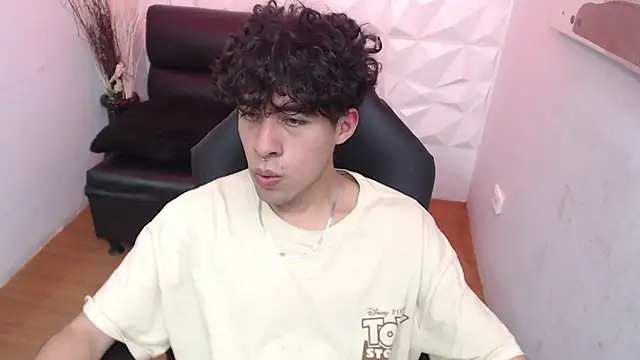 Snapshot of Liil_boy chatting on 10.30.25 Liil boy online show from 10.30.25