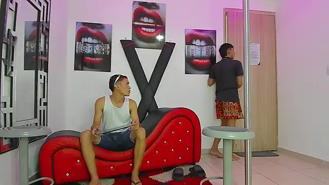 Snapshot of VERY_HOT_GUYS chatting on 10.13.25 VERY HOT GUYS online show from 10.13.25