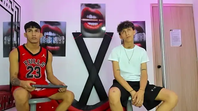 Snapshot of VERY_HOT_GUYS chatting on 10.18.25 VERY HOT GUYS online show from 10.18.25