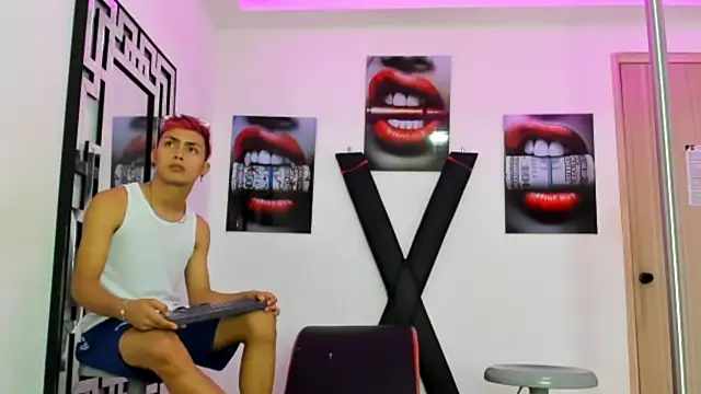 Snapshot of VERY_HOT_GUYS chatting on 10.18.25 VERY HOT GUYS online show from 10.18.25