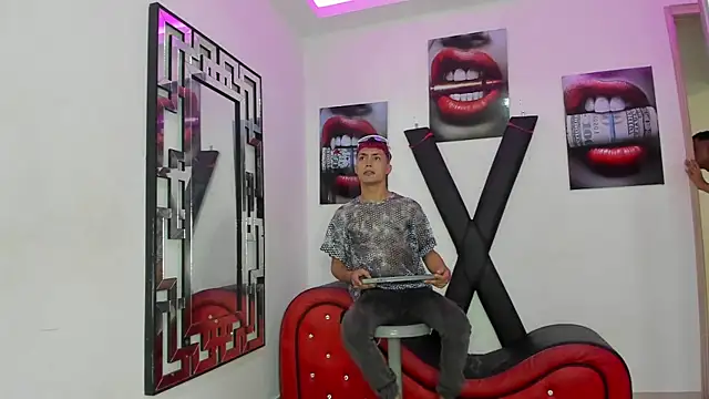 Snapshot of VERY_HOT_GUYS chatting on 11.08.25 VERY HOT GUYS online show from 11.08.25