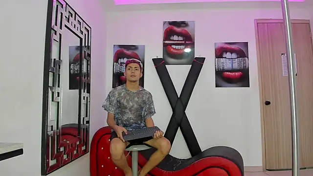 Snapshot of VERY_HOT_GUYS chatting on 11.12.25 VERY HOT GUYS online show from 11.12.25