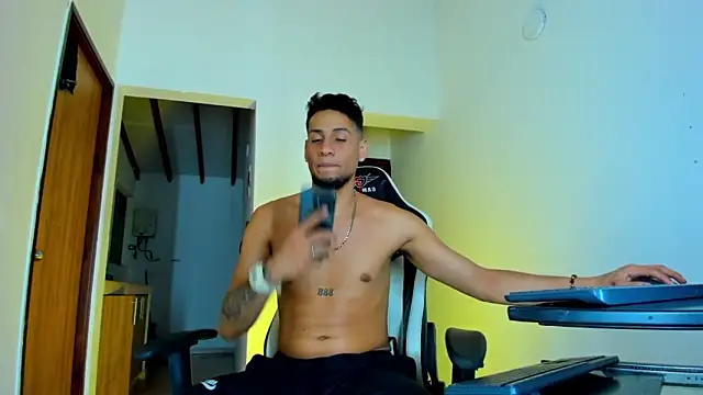 Snapshot of daddys_insanee chatting on 10.07.25 daddys insanee online show from 10.07.25