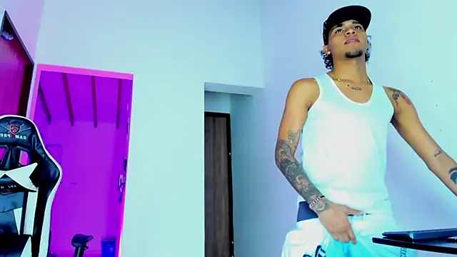 Snapshot of daddys_insanee chatting on 10.09.25 daddys insanee online show from 10.09.25