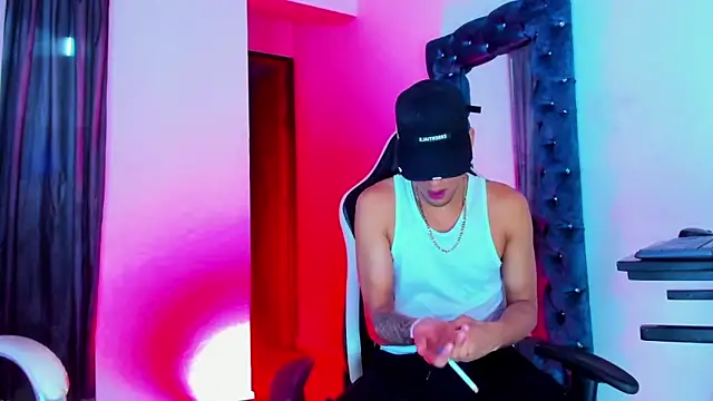 Snapshot of daddys_insanee chatting on 11.08.25 daddys insanee online show from 11.08.25