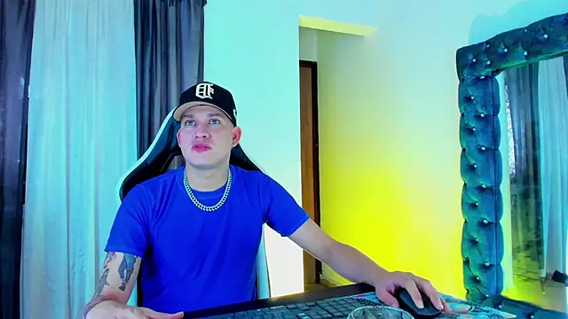 Snapshot of daddys_insanee chatting on 11.10.25 daddys insanee online show from 11.10.25