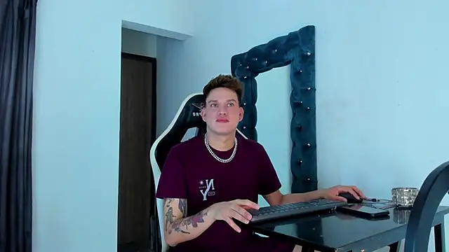 Snapshot of daddys_insanee chatting on 11.11.25 daddys insanee online show from 11.11.25