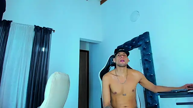 Snapshot of daddys_insanee chatting on 11.14.25 daddys insanee online show from 11.14.25