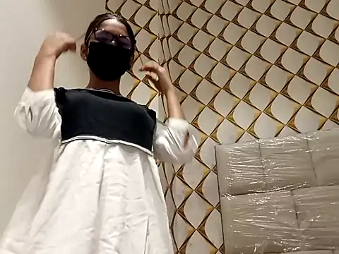 Snapshot of dubyzubygirl chatting on 10.05.25 dubyzubygirl online show from 10.05.25