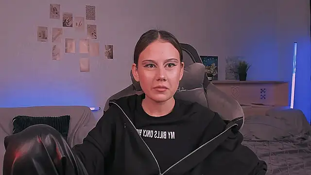 Snapshot of adelle046 chatting on 10.13.25 adelle046 online show from 10.13.25