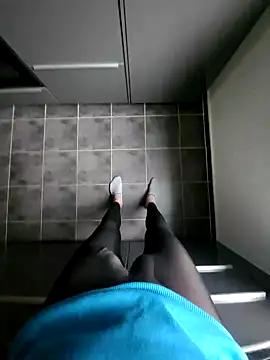 Snapshot of rezzzze chatting on 10.28.25 rezzzze online show from 10.28.25