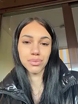 Snapshot of ilariea_girl chatting on 10.10.25 ilariea girl online show from 10.10.25