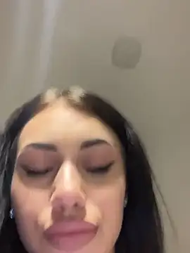 Snapshot of ilariea_girl chatting on 11.16.25 ilariea girl online show from 11.16.25