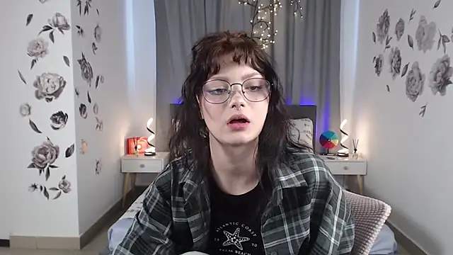 Snapshot of MileyRood chatting on 10.03.25 MileyRood online show from 10.03.25