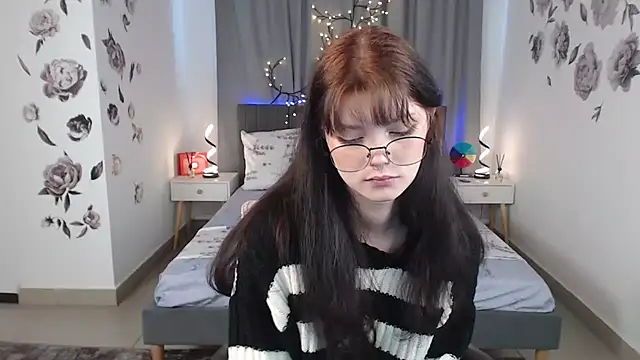 Snapshot of MileyRood chatting on 10.08.25 MileyRood online show from 10.08.25