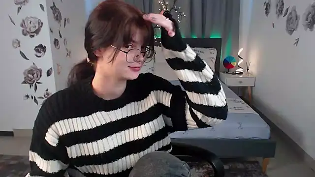 Snapshot of MileyRood chatting on 10.16.25 MileyRood online show from 10.16.25