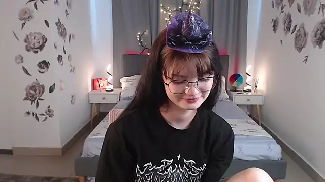 Snapshot of MileyRood chatting on 10.27.25 MileyRood online show from 10.27.25