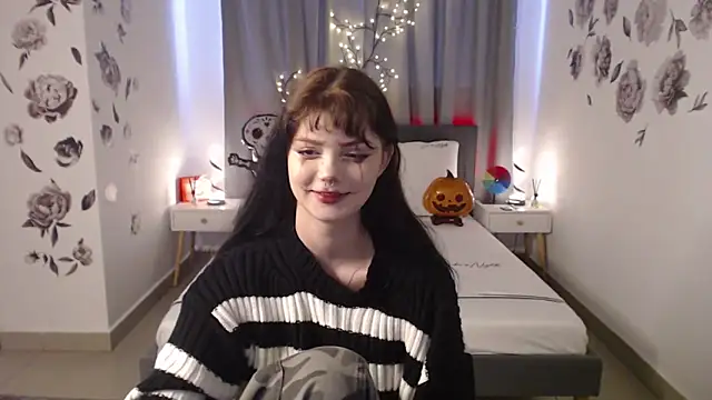 Snapshot of MileyRood chatting on 10.28.25 MileyRood online show from 10.28.25