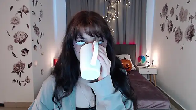 Snapshot of MileyRood chatting on 11.05.25 MileyRood online show from 11.05.25