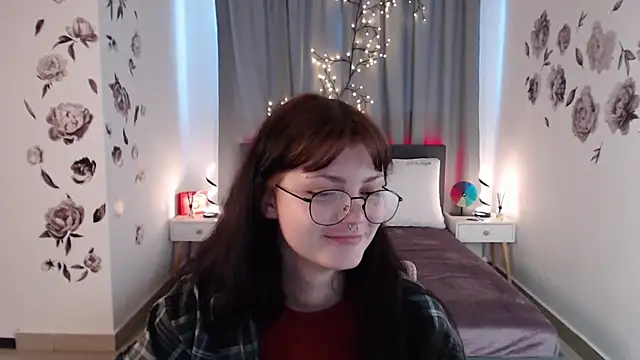 Snapshot of MileyRood chatting on 11.07.25 MileyRood online show from 11.07.25