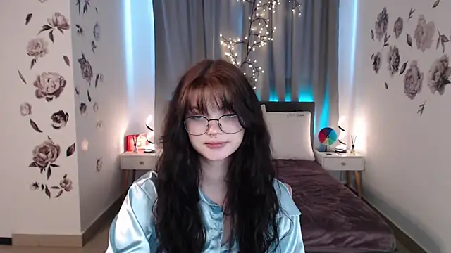 Snapshot of MileyRood chatting on 11.10.25 MileyRood online show from 11.10.25