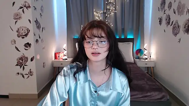 Snapshot of MileyRood chatting on 11.14.25 MileyRood online show from 11.14.25