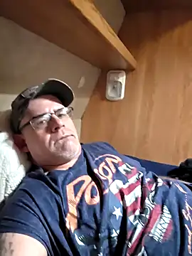 Snapshot of DeeBestEver chatting on 10.04.25 DeeBestEver online show from 10.04.25