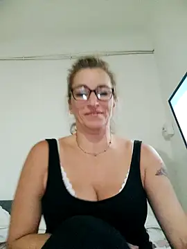 Snapshot of Fifi83Bell chatting on 10.06.25 Fifi83Bell online show from 10.06.25