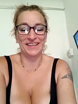 Snapshot of Fifi83Bell chatting on 10.10.25 Fifi83Bell online show from 10.10.25