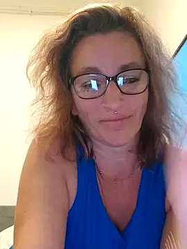 Snapshot of Fifi83Bell chatting on 10.11.25 Fifi83Bell online show from 10.11.25